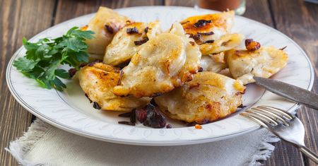 Pierogi (nie)ruskie zawsze stawiam na świątecznym stole. Idealne dla tych, którzy nie jedzą nabiału