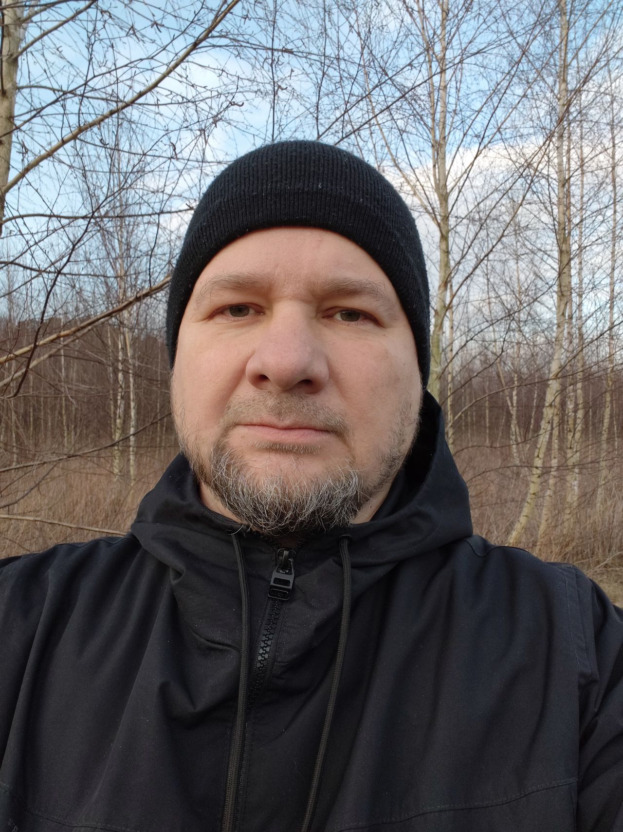 Zdjęcia selfie z przedniego aparatu. Po lewej realme 12 Pro, po prawej realme 12 Pro Plus.