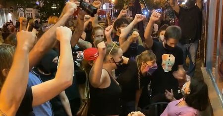 Skandaliczne nagranie z USA. Tłum zaatakował gości w restauracji