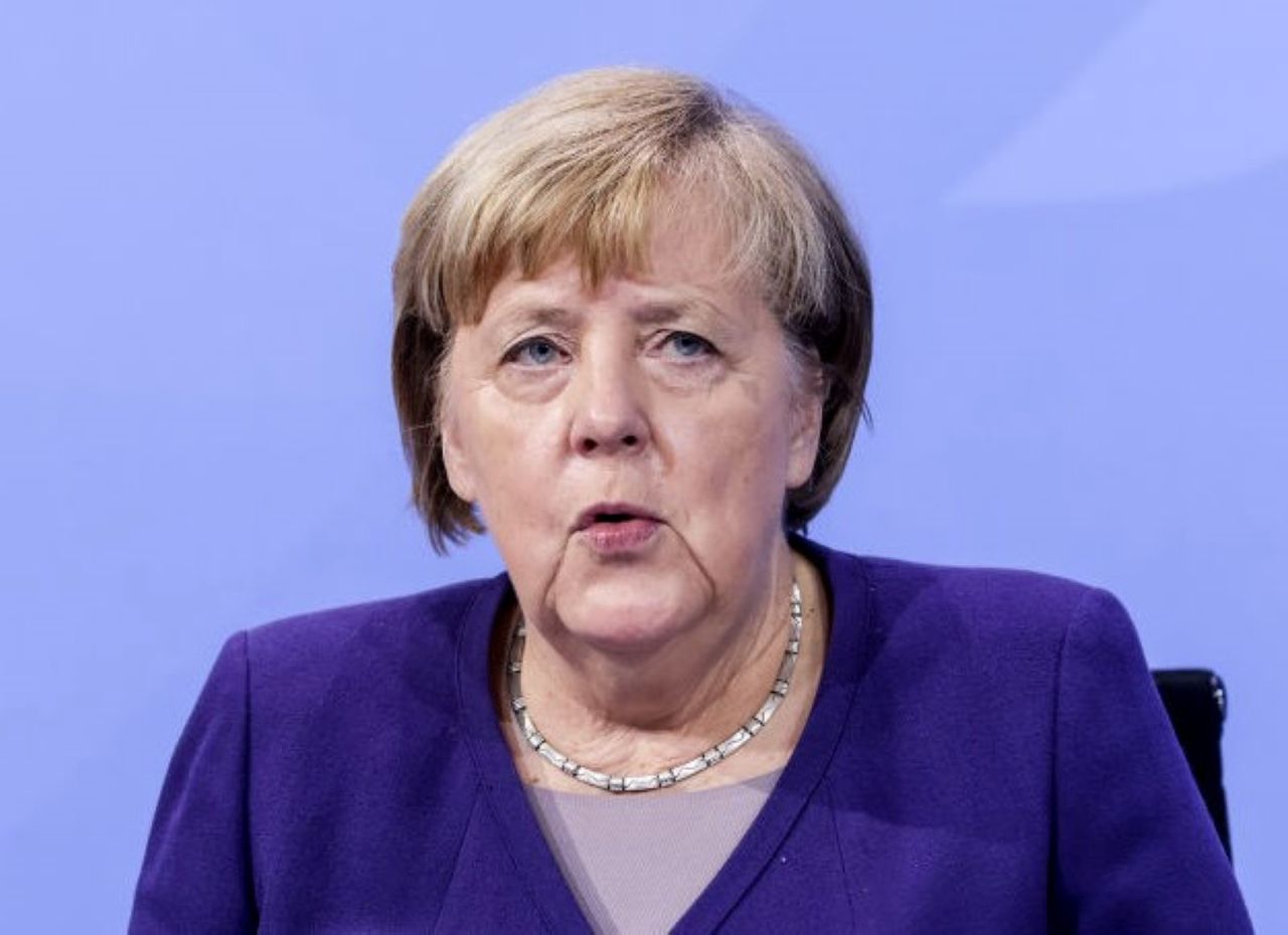 Angela Merkel zaliczyła drobną modową wpadkę. Zielony komplet nie zachwyca