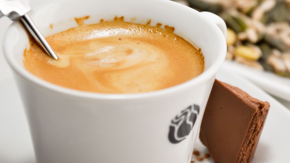 Kawa bezkofeinowa. Zdrowsza wersja zwykłej kawy?