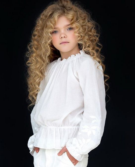 Dziewczynka razem z rodzicami pomaga maluchom z domów dziecka