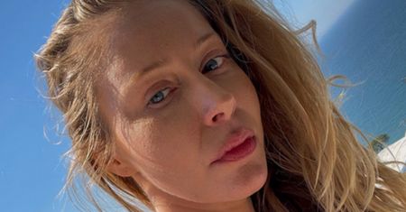 Katarzyna Warnke pozuje w bikini nad kuchennym zlewem, a fani przyklaskują: "PETARDA" (FOTO)