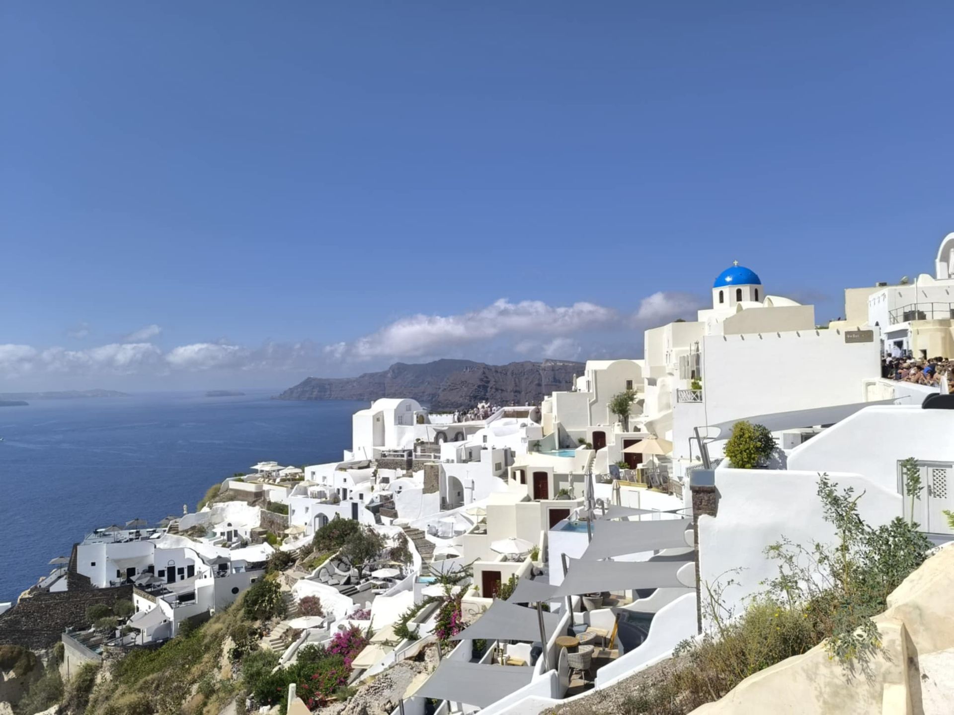 Oia na Santorini przyciąga tłumy