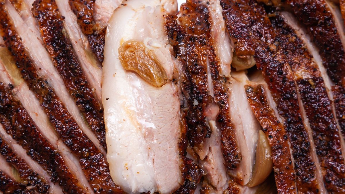 Pieczony boczek na Wielkanoc – mięso proste, a efekt niesamowity