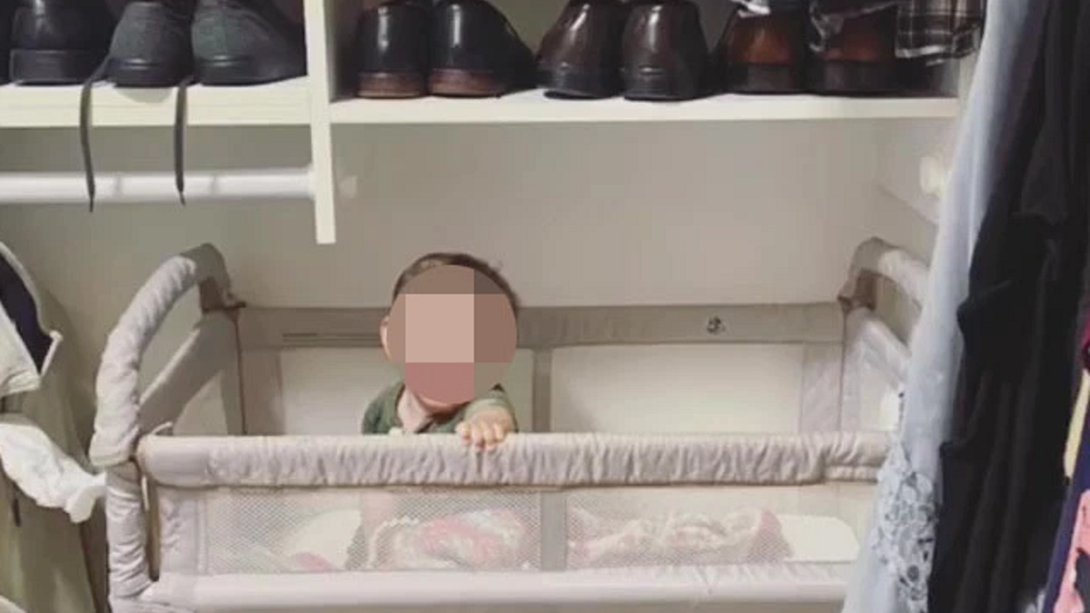 Trzyma dziecko w szafie. "Kiedy nie masz pokoju dla dziecka, trzeba sobie jakoś radzić"