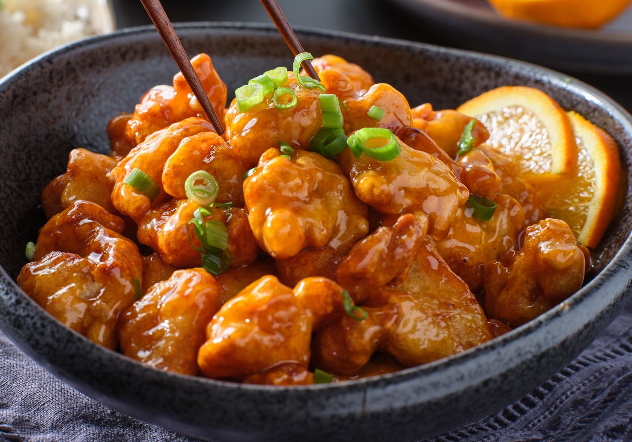 To kurczak, który rozpływa się w ustach. Jest otoczony sosikiem z jednego owocu