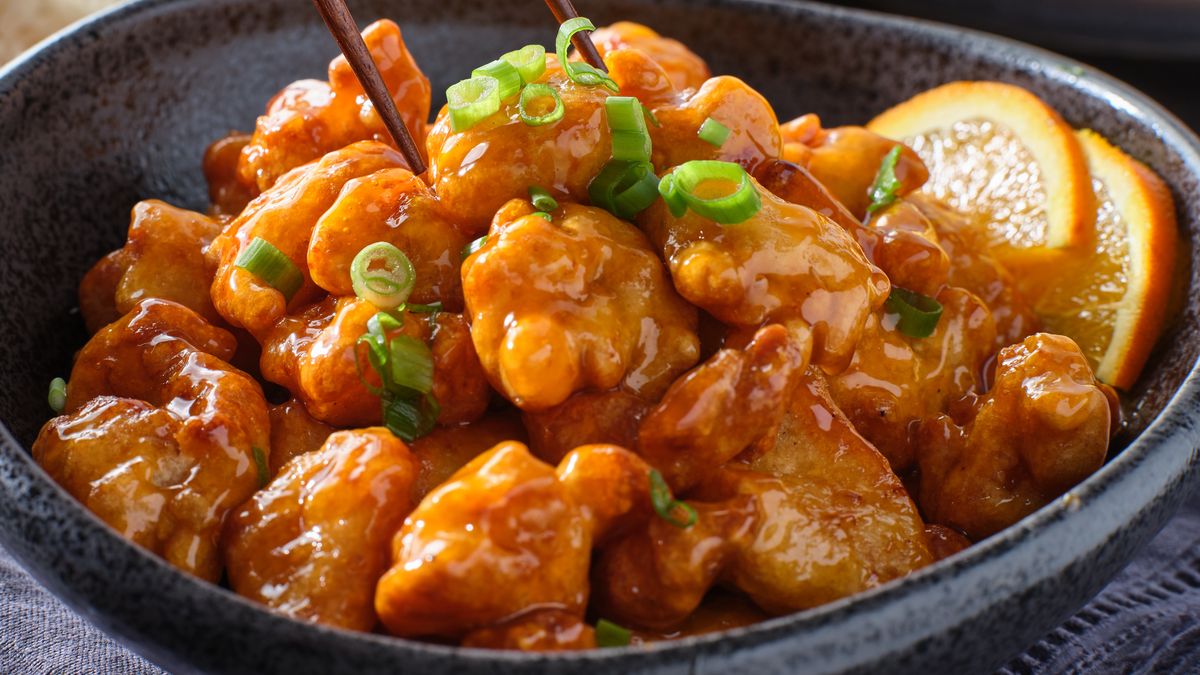 Miseczka pysznego kurczaka w sosie pomarańczowym