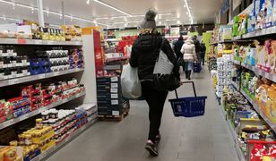 Polacy zaczynają mocno oszczędzać na zakupach, głównie na słodyczach, odzieży i alkoholu