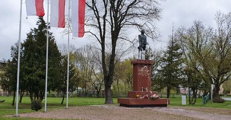 Siedlce. Pomnik Lecha Kaczyńskiego oblany farbą. Policja szuka sprawców
