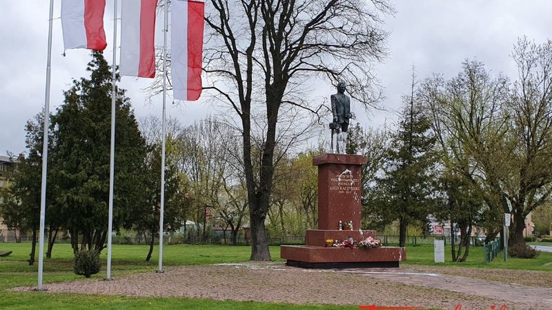 Siedlce. O zabrudzeniu farbą pomnika Lecha Kaczyńskiego poinformował policję fotoreporter Tygodnika Siedleckiego