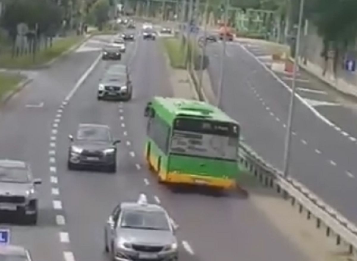 Groza w Poznaniu. Autobus MPK pędzi pod prąd