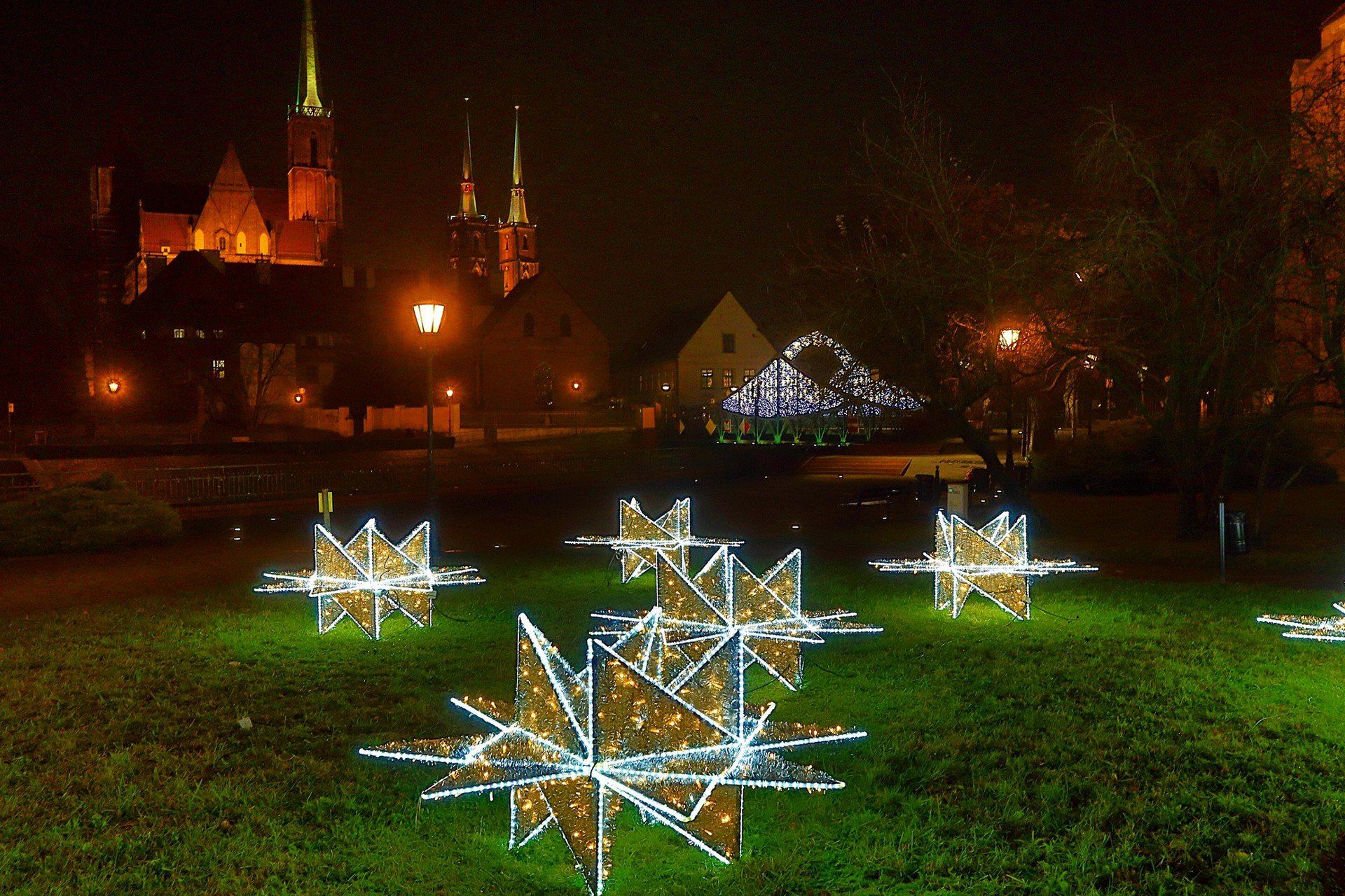 Świąteczna iluminacja już świeci na ulicach Wrocławia.