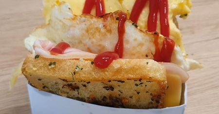 Przepis na koreańskiego tosta z jajkiem czosnkowym. Nie potrzebujesz tostera
