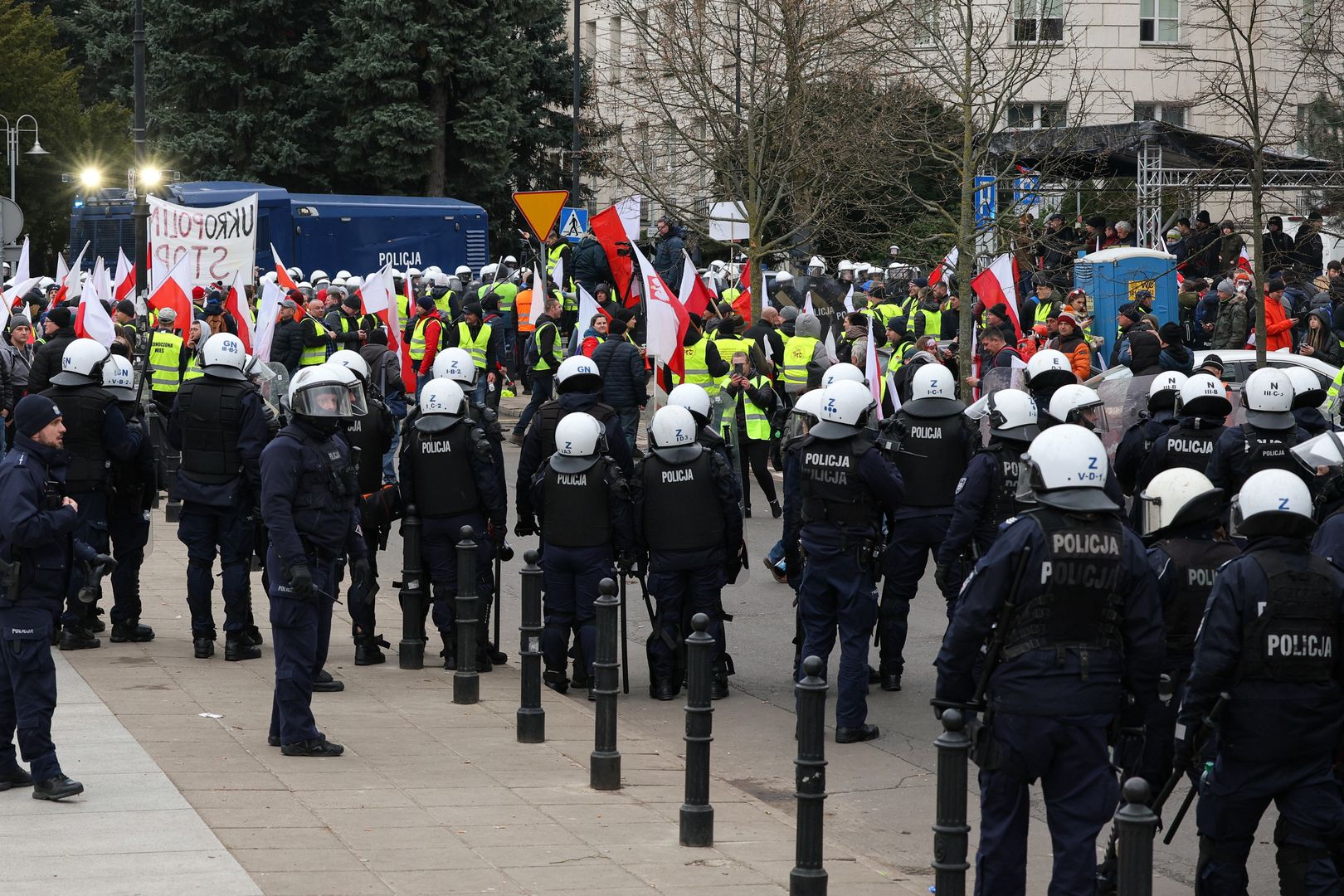 protestWarszawa, 06.03.2024. Policja podczas demonstracji rolnik�w w Warszawie, 6 bm. Rolnicy z ca�ej Polski kontynuuj� protesty. Ich powodem jest m.in. niedawna decyzja Komisji Europejskiej o przed�u�eniu bezc�owego handlu z Ukrain� do 2025 roku, a tak�e sprzeciw wobec prowadzonej przez Uni� Europejsk� polityce Zielonego �adu. (sko) PAP/Pawe� SupernakPawe� Supernakbezc�owy handel, blokada, flagi Polski, manifestacja, marsz, miasta, miasto, polityka rolna, protestuj�cy, rolnicy, rolnik, rolnik�w, stolica, uczestnicy, uczestnik, UE, unijna, warszawa, zielony �ad