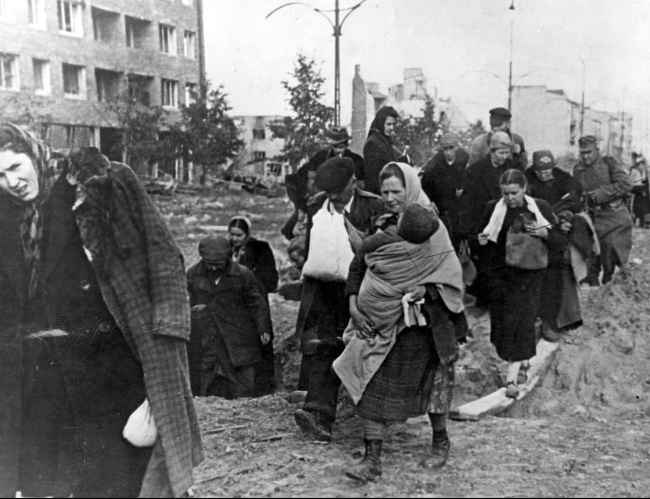 Mieszkańcy opuszczają stolicę po kapitulacji Powstania Warszawskiego