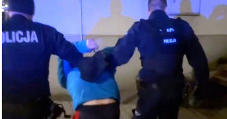 Horror w Warszawie. Wciągnął kobietę za przystanek