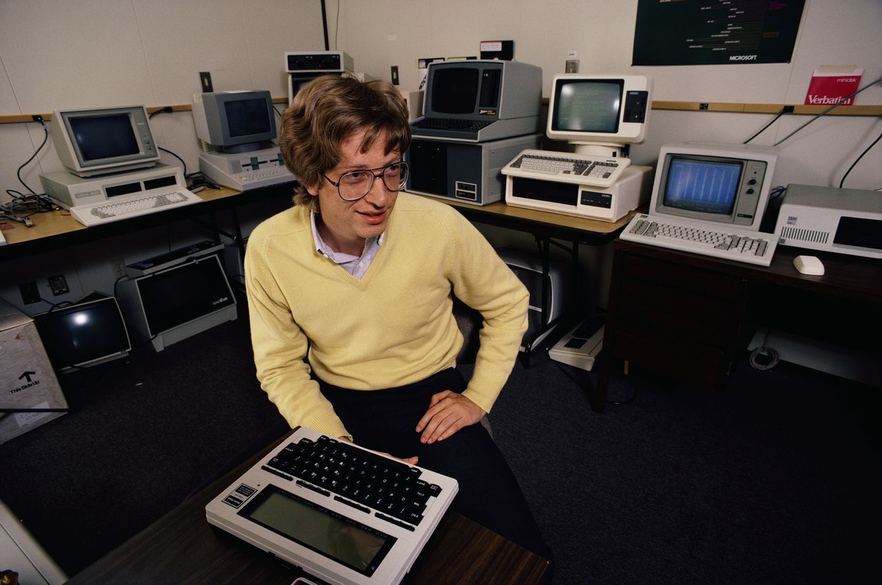 Bill Gates w swoim biurze na zdjęciu z 1983 roku