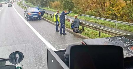 Z krzyżem i chorągiewką na kolanach do Częstochowy. Po autostradzie