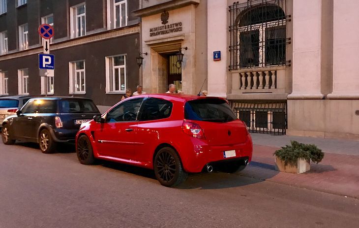 Małe tablice na europejskim aucie