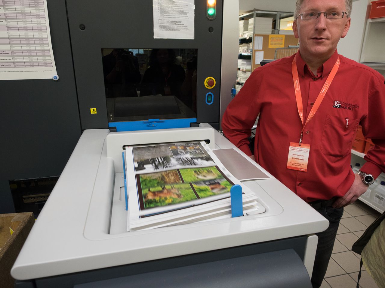 Tak wygląda proces druku fotoksiążek. Służą do tego cztery maszyny HP Indigo.