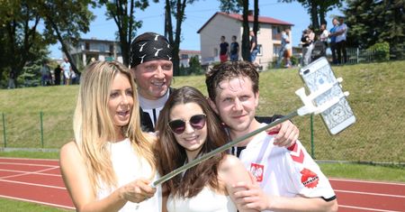Małgonia z selfie stickiem kibicuje Radziowi na meczu (ZDJĘCIA)