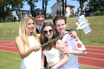 Małgonia z selfie stickiem kibicuje Radziowi na meczu (ZDJĘCIA)