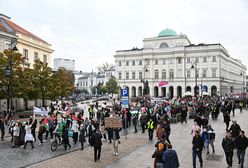 Szła ze skandalicznym transparentem. Tłumaczy się na nagraniu