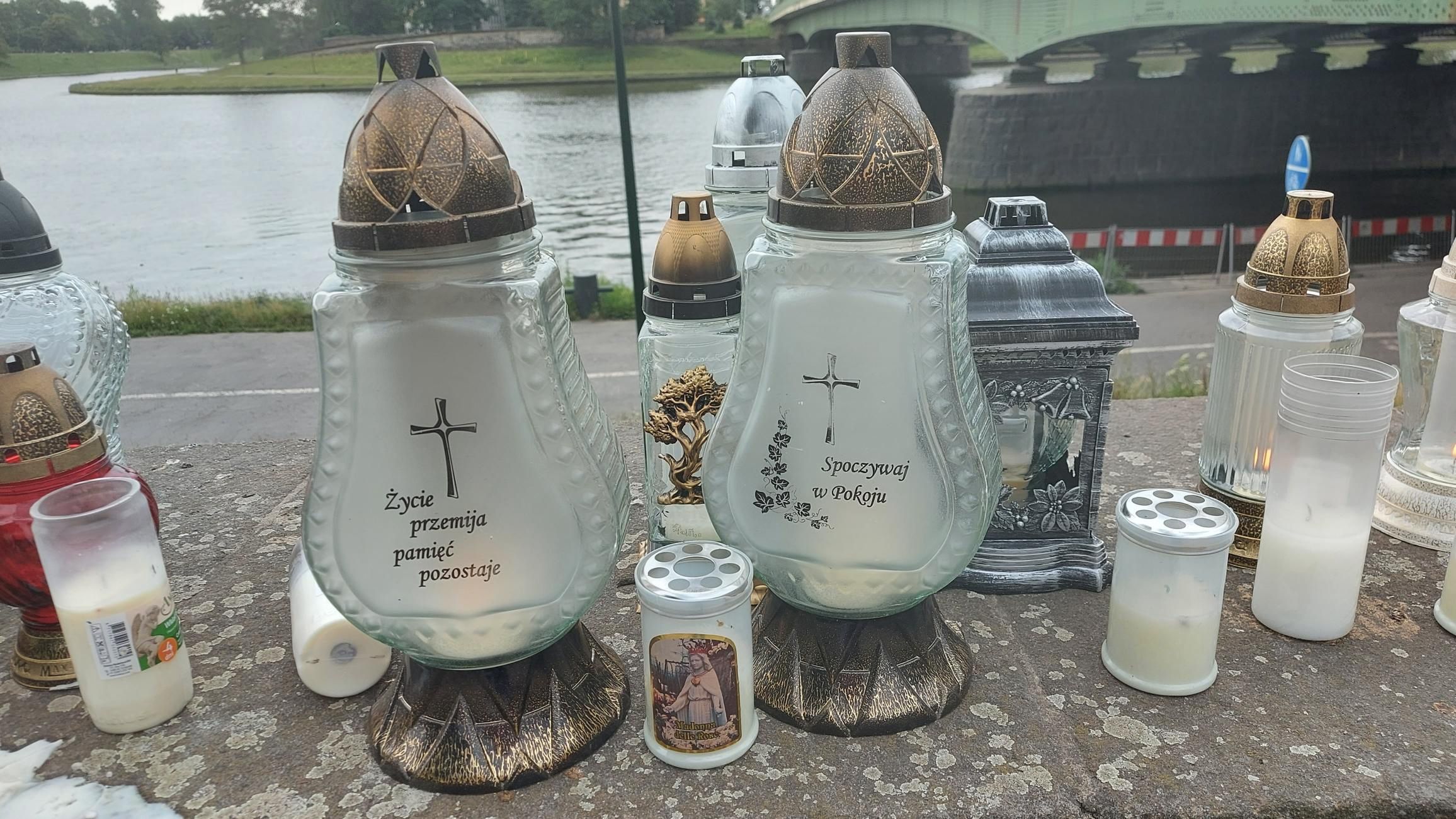 Napisy na zniczach rozdzierają serce. 