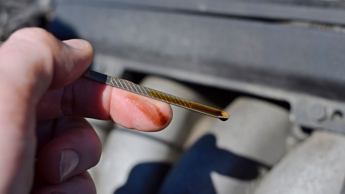 Kolor i konsystencja oleju w silniku. Ekspert rozprawia się z popularnymi mitami