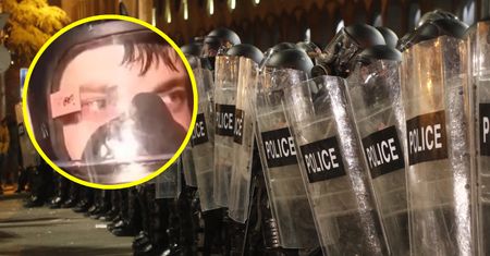 Wrze w Gruzji. Spójrzcie na kask policjanta. Od razu to wychwycili