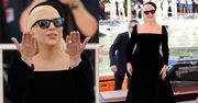 Lady Gaga eksponuje pierścionek zaręczynowy z GIGANTYCZNYM kamieniem na Festiwalu Filmowym w Wenecji (ZDJĘCIA)