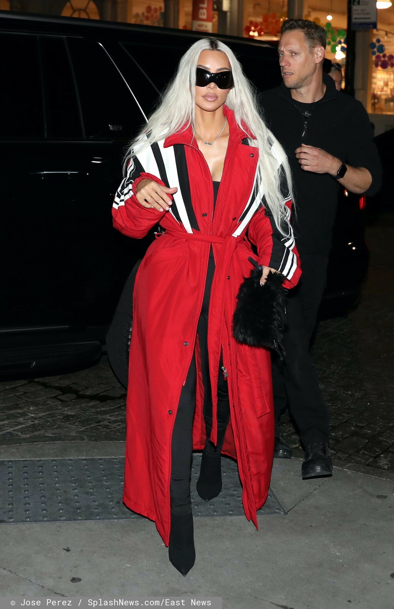 Kim Kardashian w czerwonym płaszczu