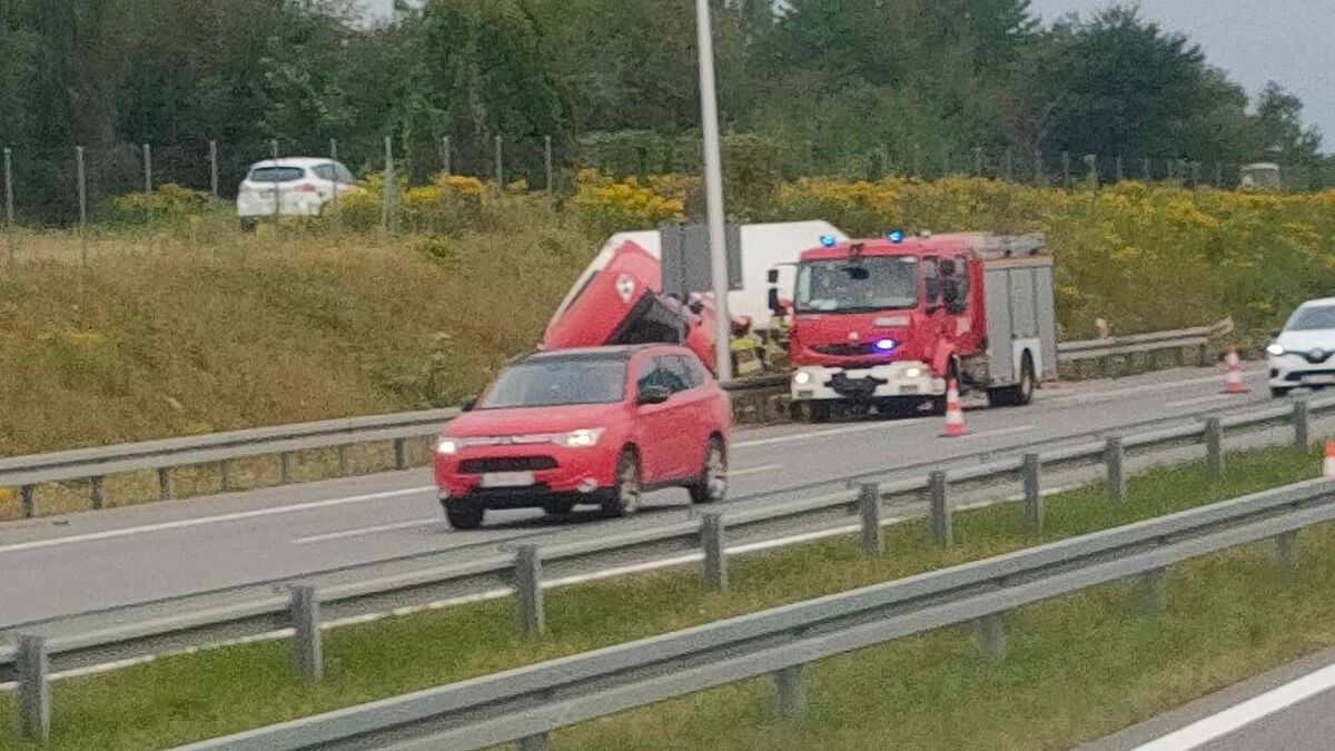 Ciężarówka wpadła do rowu i przewróciła się na bok na S12 - obwodnicy Lublina