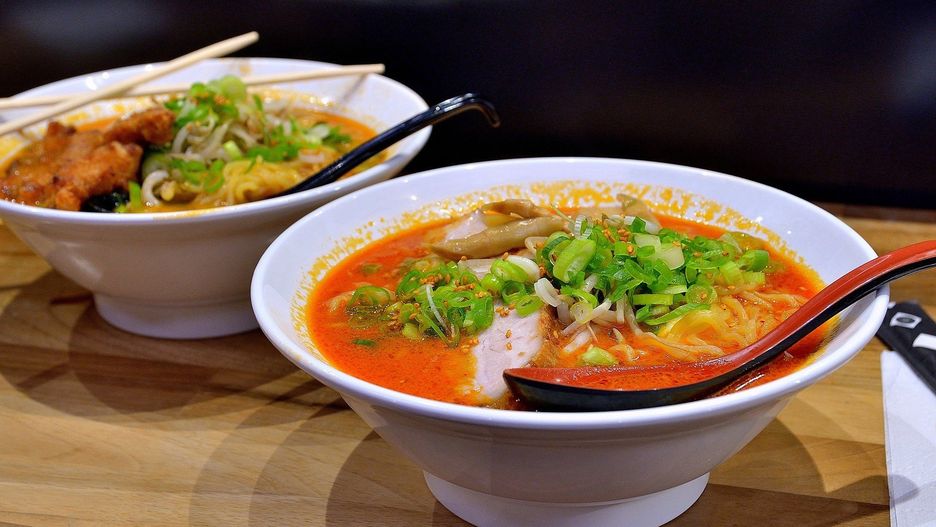 Po tym, jak pokochaliśmy sushi, powoli otwieramy się też na inne przysmaki kuchni japońskiej, koreańskiej, wietnamskiej czy tajskiej. Zobaczcie przepisy na pyszne orientalne zupy.