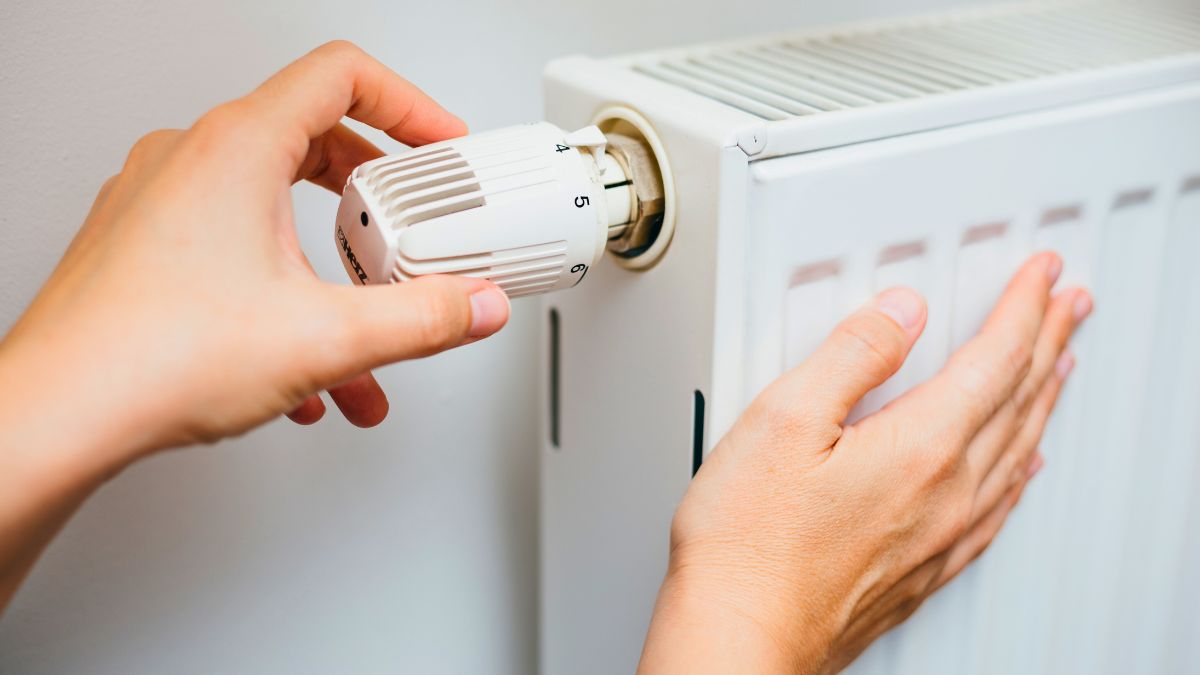 Jeśli kaloryfer w bloku nie grzeje to naprawia go tylko jedna osoba 