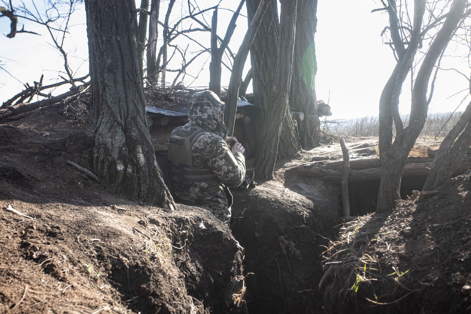 Ukraina, 04.12.2022. Na zdjęciach z 3 bm. żołnierze Sił Zbrojnych Ukrainy w pobliżu linii frontu na wschodzie kraju. Trwa inwazja Rosji na Ukrainę. (jm) PAP/Eugene Titov