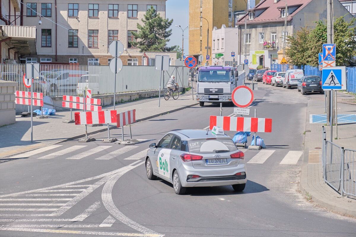 Kierowca Bolt zignorował znak B-22 "zakaz skręcania w prawo" i wjechał w zamkniętą ul. Pocztową