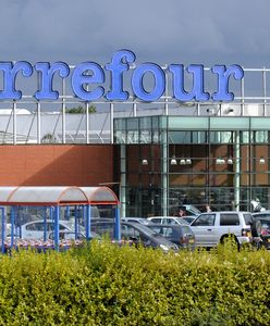 Zwolnienia grupowe w Carrefour Polska. Sieć tłumaczy