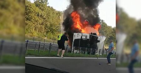 Pożar na obwodnicy Lublina. Tir przewrócił się na jezdnię i stanął w ogniu [WIDEO]