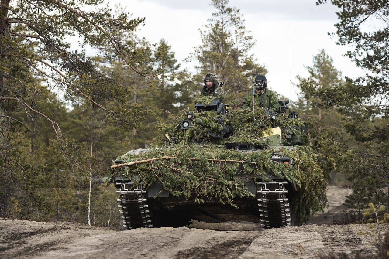 Fiński CV90 należący do fińskich sił zbrojnych podczas ćwiczeń poligonowych.