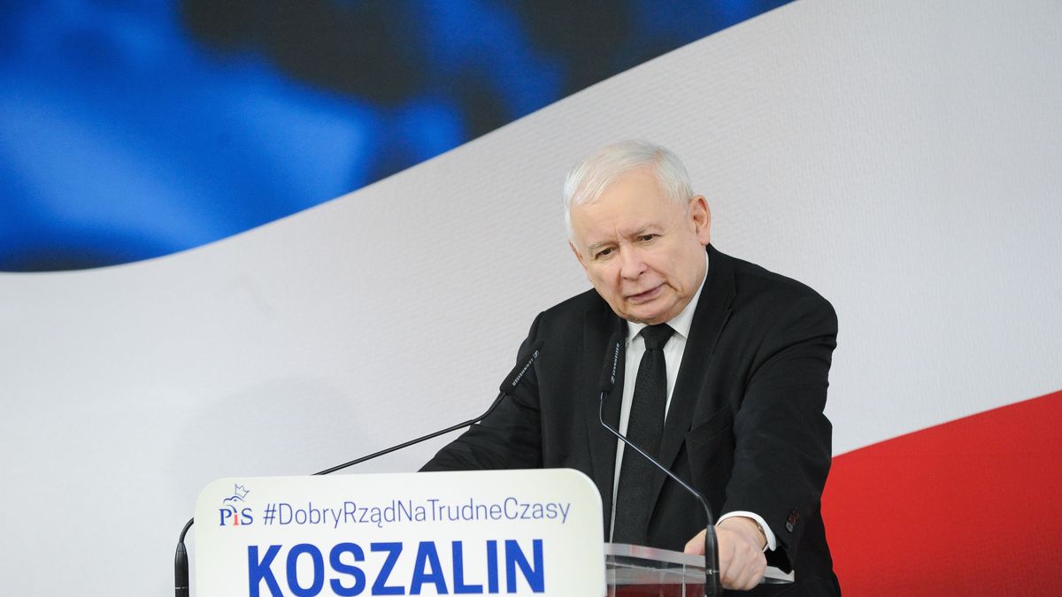 Koszalin, 01.10.2022. Prezes PiS Jarosław Kaczyński podczas spotkania z mieszkańcami miasta oraz działaczami ugrupowania, 1 bm. w Auli Politechniki w Koszalinie. (pk/amb) PAP/Piotr Kowala