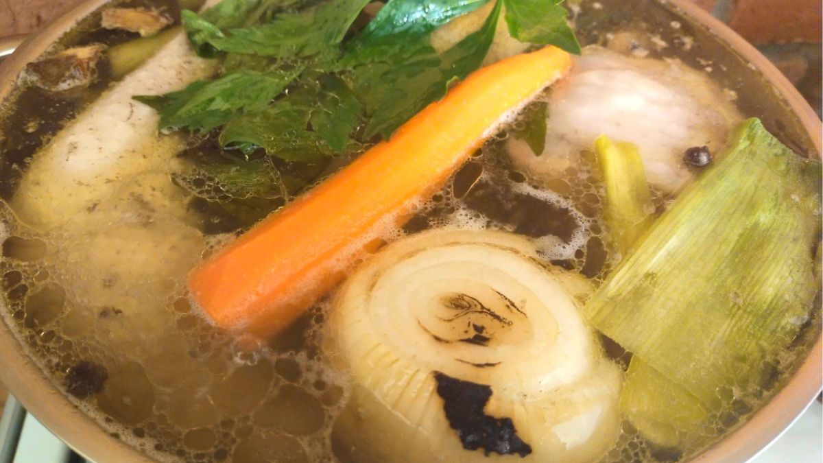 Rosół z lubczykiem