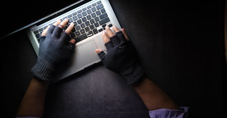 Kobieta straciła 750 tys. zł. Uwierzyła w tajną akcję