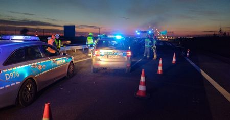 Zablokowana S17 w kierunku Warszawy. Zderzenie dwóch aut osobowych