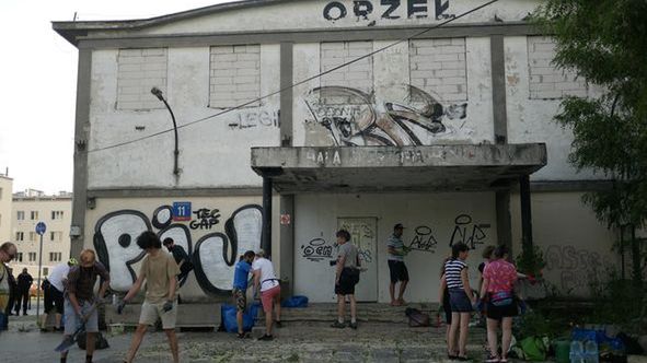 Warszawa. Inicjatywa Nowe Dynasy walczy o stworzenie wspólnej przestrzeni rekreacyjno-sportowej na nieczynnym torze kolarskim RKS Orzeł przy ulicy Podskarbińskiej 11. Aktywiści posadzili kwiaty w pustych donicach w ramach akcji "Wysadź tor" 