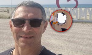 Prawie wypadł przez okno samolotu. Nie ma z nim kontaktu