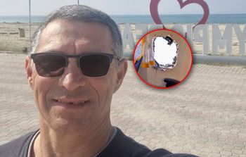 Prawie wypadł przez okno samolotu. Nie ma z nim kontaktu