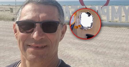 Prawie wypadł przez okno samolotu. Nie ma z nim kontaktu
