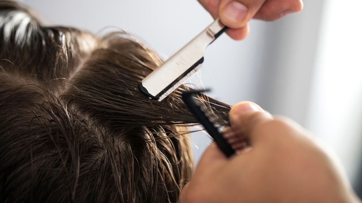 Krótkie fryzury wyszczuplające twarz to zwykle pocieniowane włosy z dużą objętością.